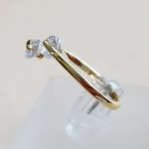 Delicate 18k Ring - Picture 3 of 8